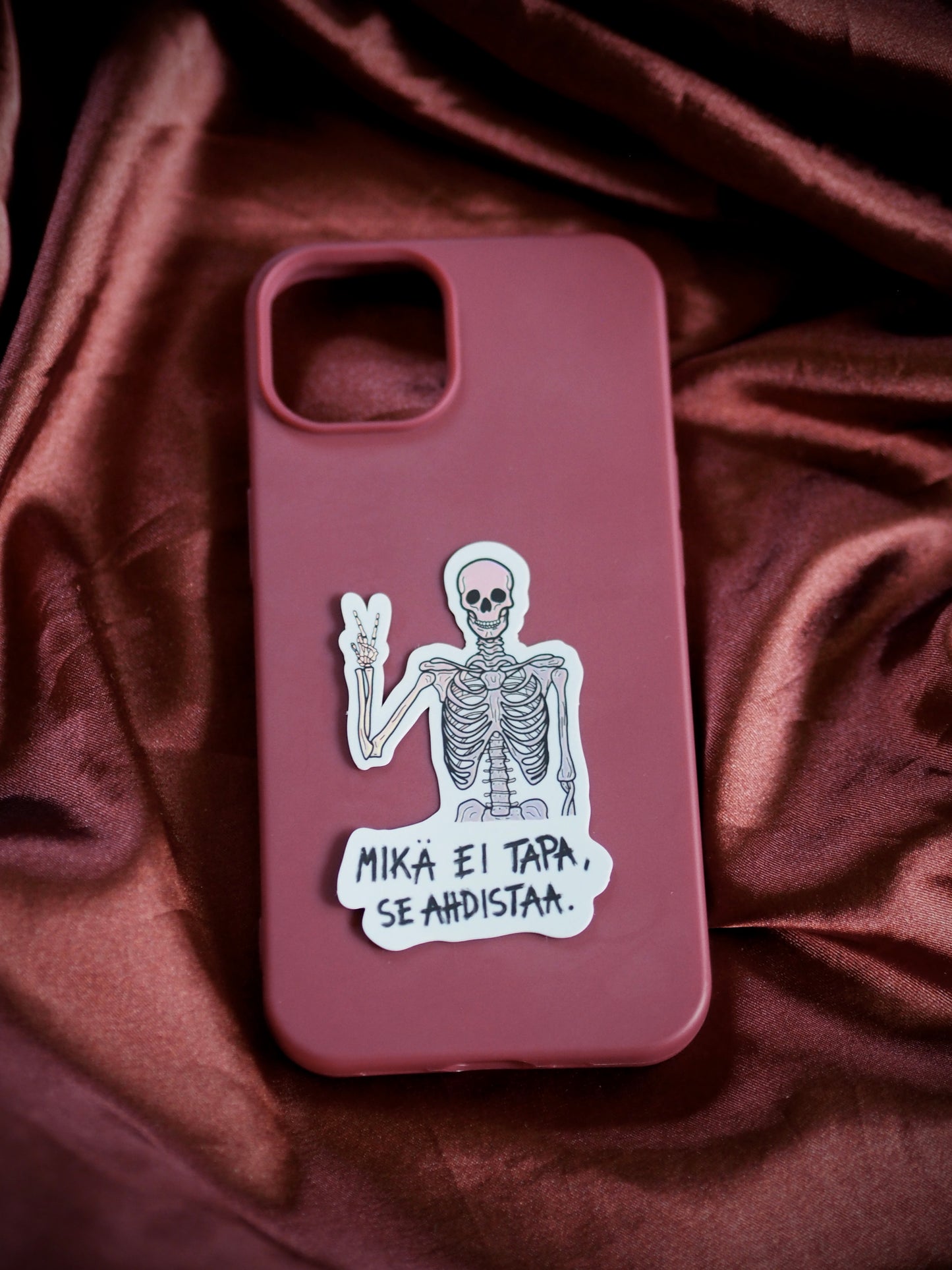 MIKÄ EI TAPA SE AHDISTAA holograafinen luurankotarra