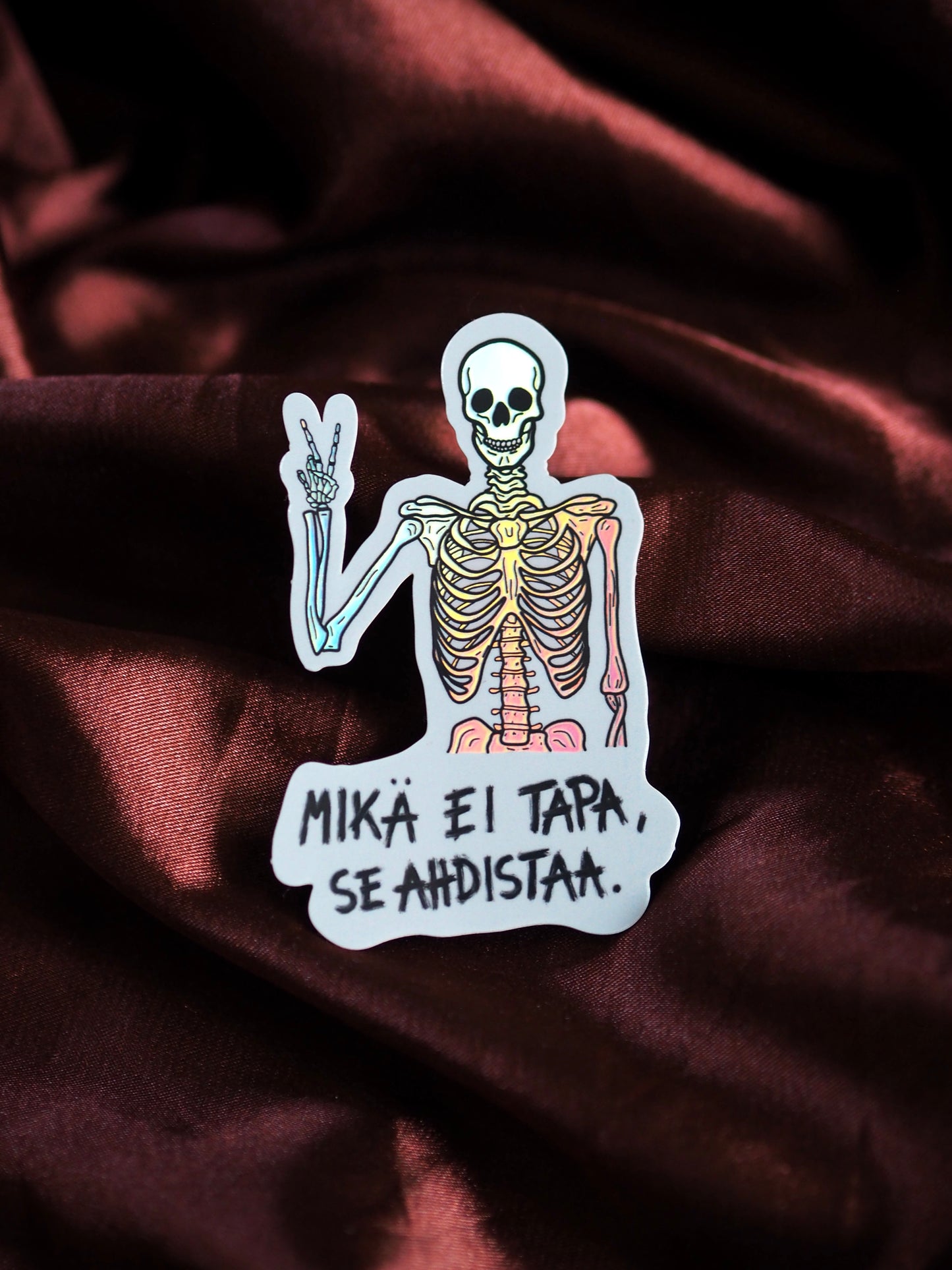 MIKÄ EI TAPA SE AHDISTAA holograafinen luurankotarra